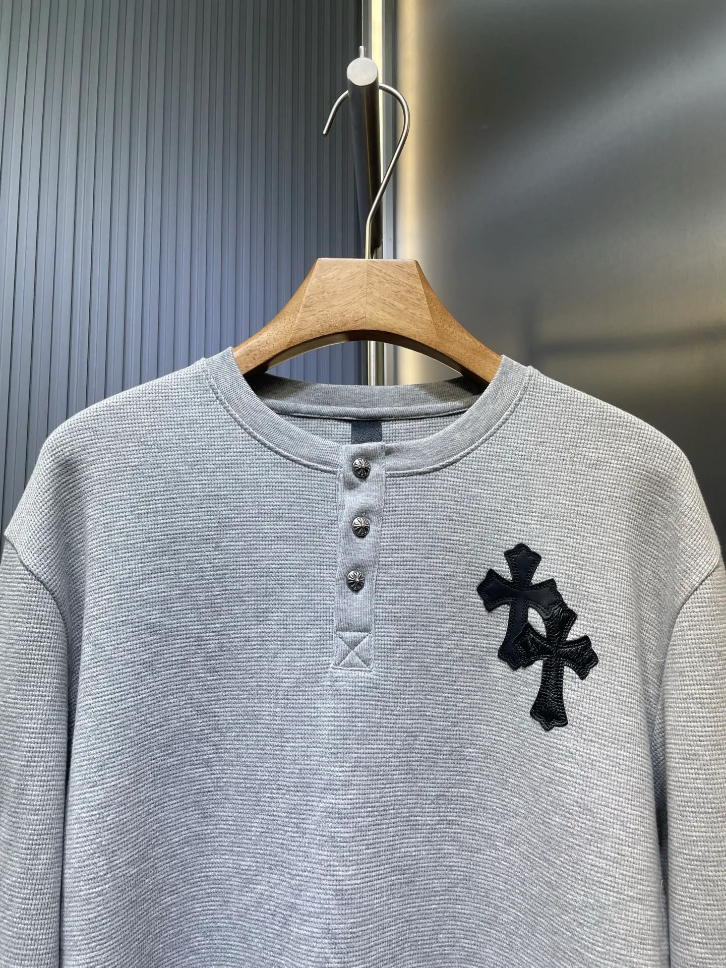 P420 Chrome Heart*🌟 Chrome Heart 25 patchwork leather Henry collar waffle sweatshirt. The fabric is made of 350g cotton waffle double-layer material before washing (to distinguish low-weight, cut corners and non-pure cotton market products). The silver buckles and scrolls are made of bronze and real silver (the materials have reached 300+ quality in the market). The leather label is still made of genuine imported lambskin. The most important thing is that the leather is hand-extended and stitched (the cost of handwork is high) in the fabric and hardware A lot of effort has been put into the craftsmanship. The top quality in the market. The industry benchmark is only owned by a few people. Size: s m l